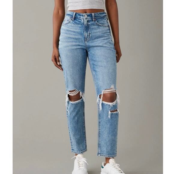 NWOT American Eagle Strigid Ripped Mom Jeans Light Wash Women’s Size 4 - Picture 1 of 9
